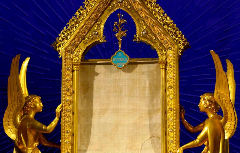 L’intérieur majestueux de Notre-Dame de Paris, invitant à la contemplation spirituelle lors d’une visite de groupe.